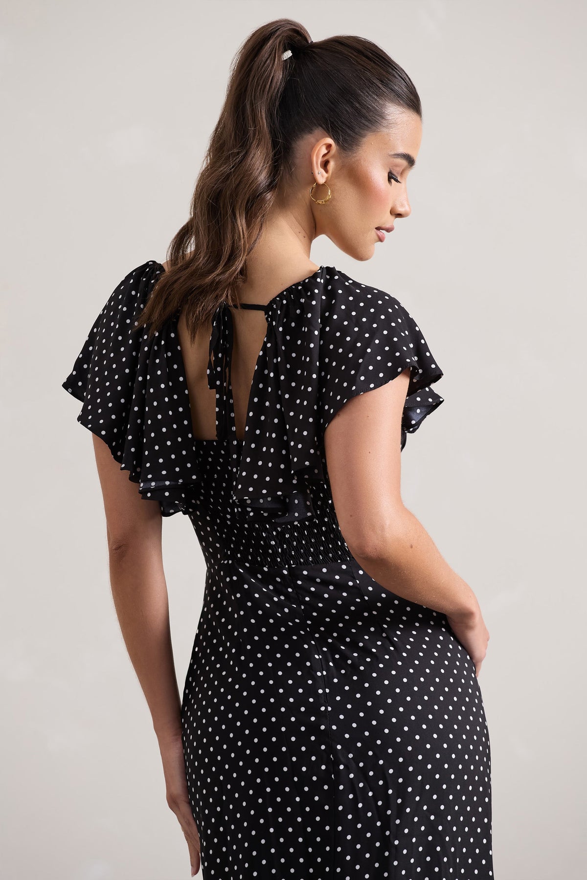 Signorina | Schwarzes Maxikleid mit Polka-Dots und Knopfleiste, mit kurzen, ausgestellten Ärmeln