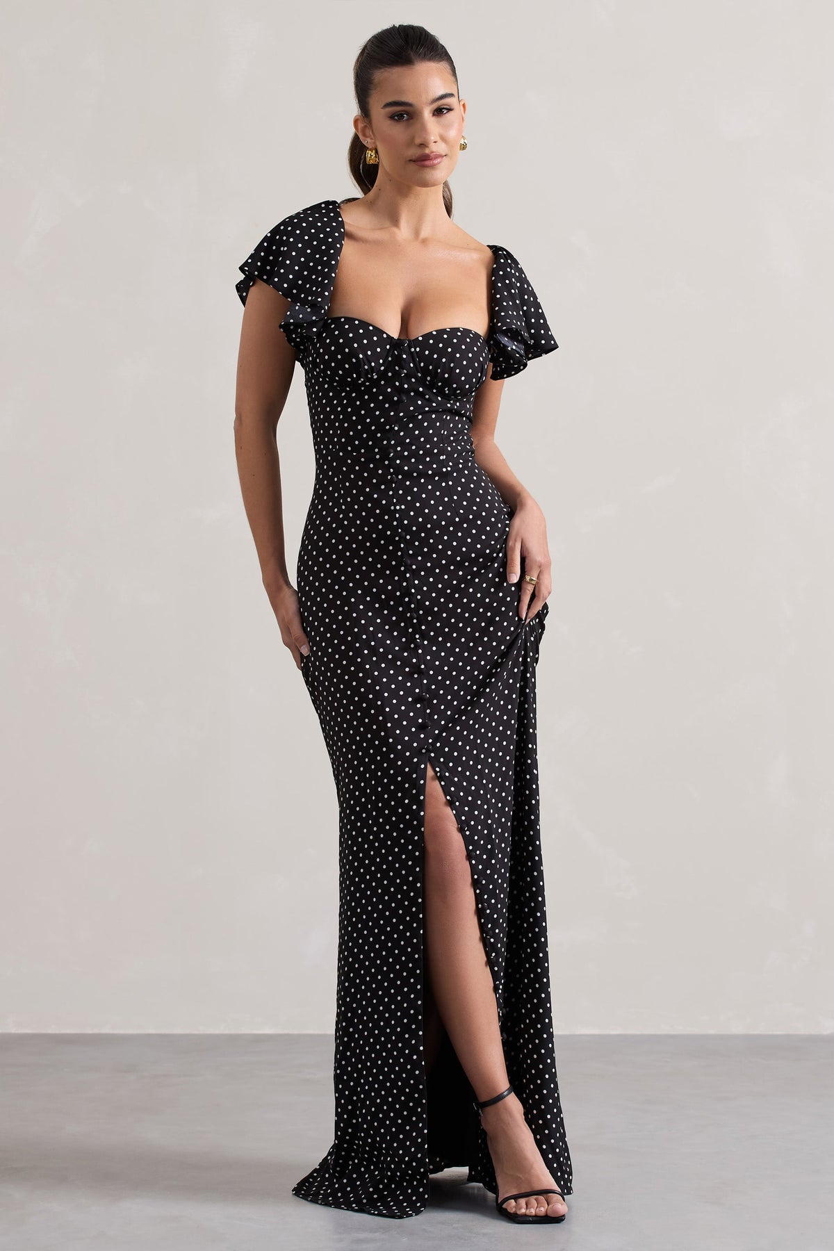 Signorina | Schwarzes Maxikleid mit Polka-Dots und Knopfleiste, mit kurzen, ausgestellten Ärmeln