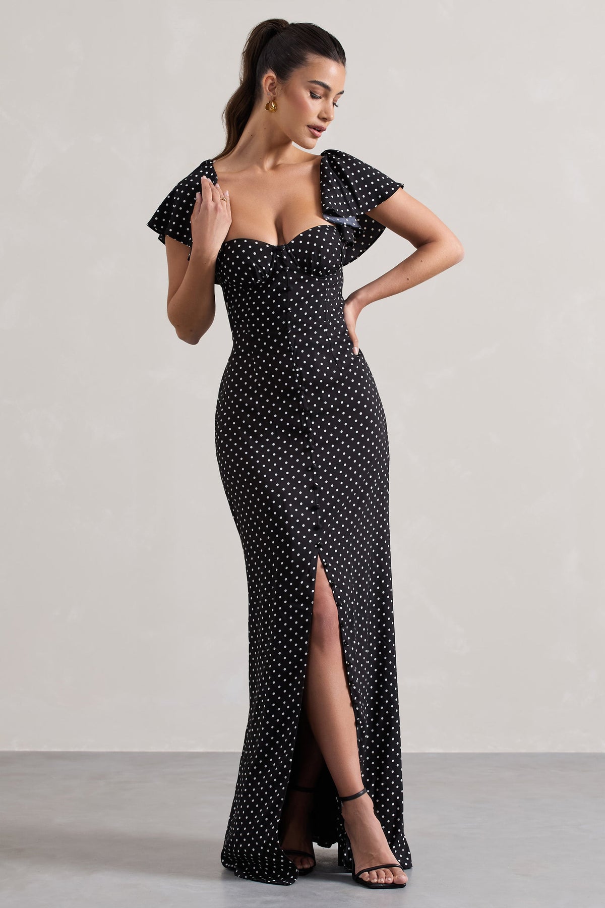 Signorina | Schwarzes Maxikleid mit Polka-Dots und Knopfleiste, mit kurzen, ausgestellten Ärmeln