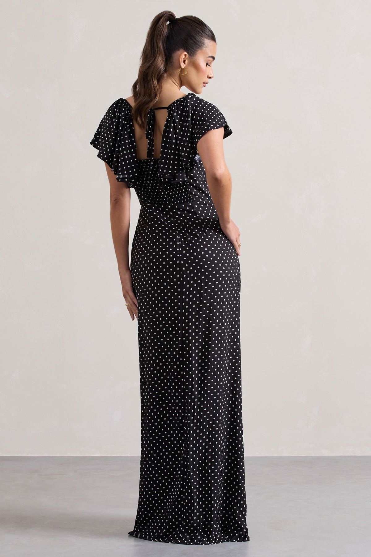 Signorina | Schwarzes Maxikleid mit Polka-Dots und Knopfleiste, mit kurzen, ausgestellten Ärmeln
