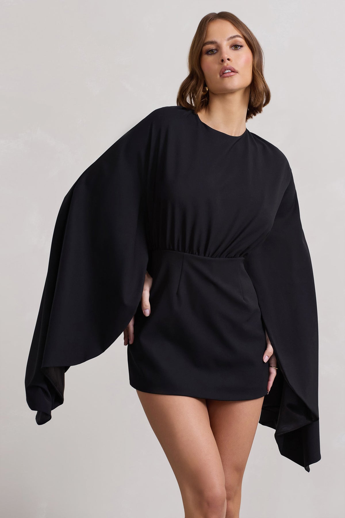 Presley | Schwarzer rückenfreier Playsuit mit Cape und Skort