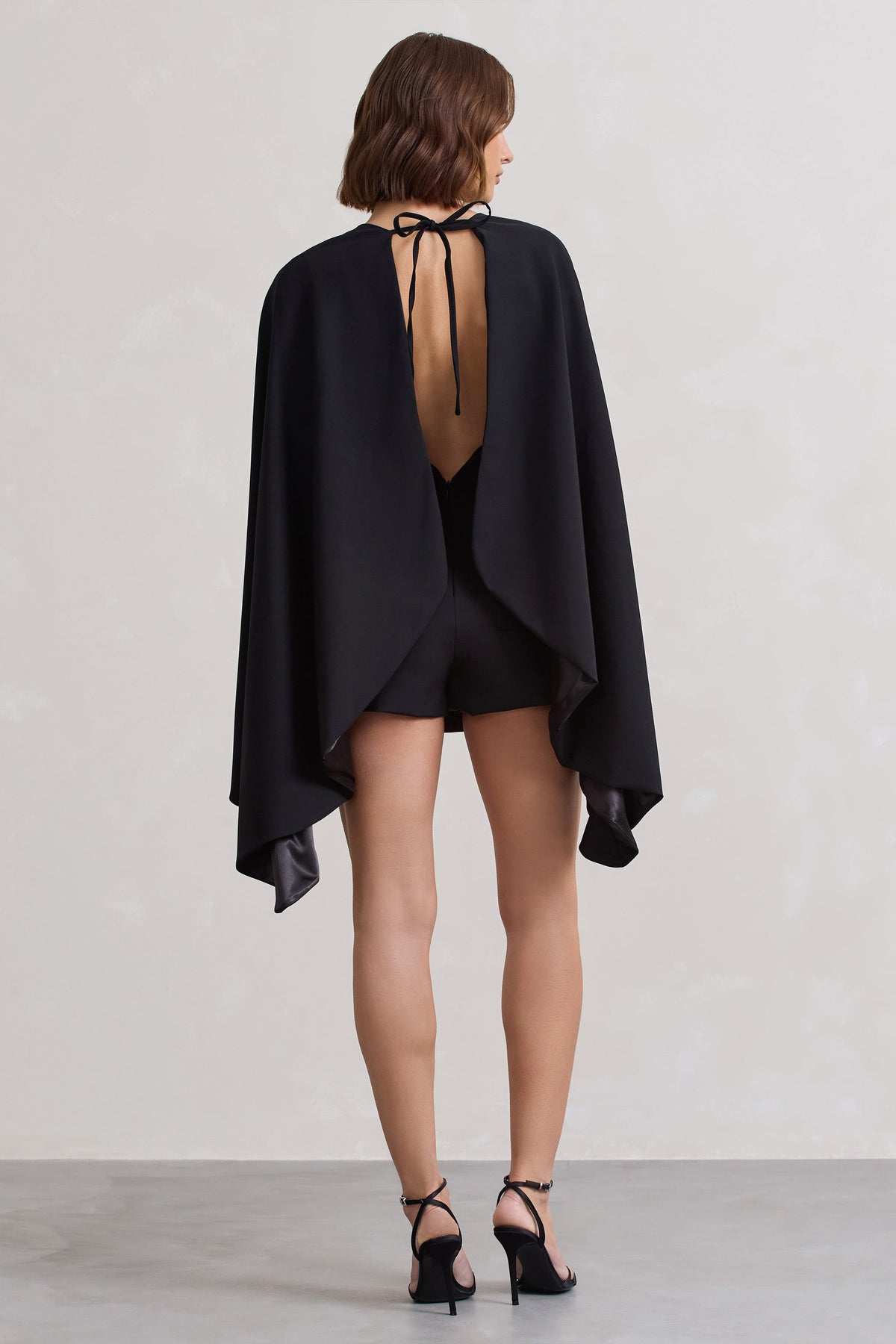 Presley | Schwarzer rückenfreier Playsuit mit Cape und Skort