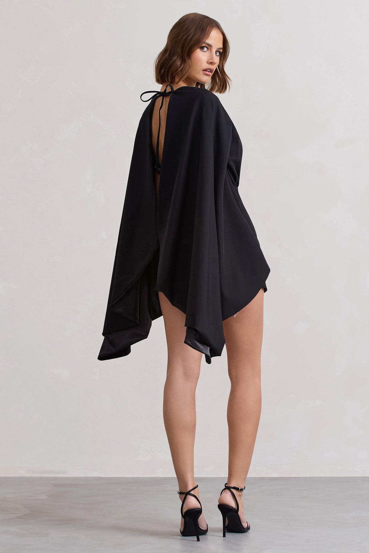 Presley | Schwarzer rückenfreier Playsuit mit Cape und Skort