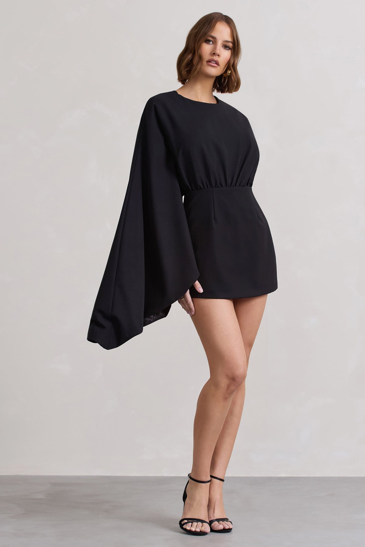 Presley | Schwarzer rückenfreier Playsuit mit Cape und Skort
