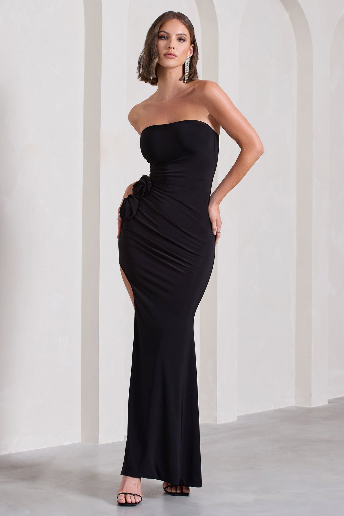 My Muse | Schwarzes gerafftes Bandeau-Maxikleid mit Schlitz und Blumenmuster