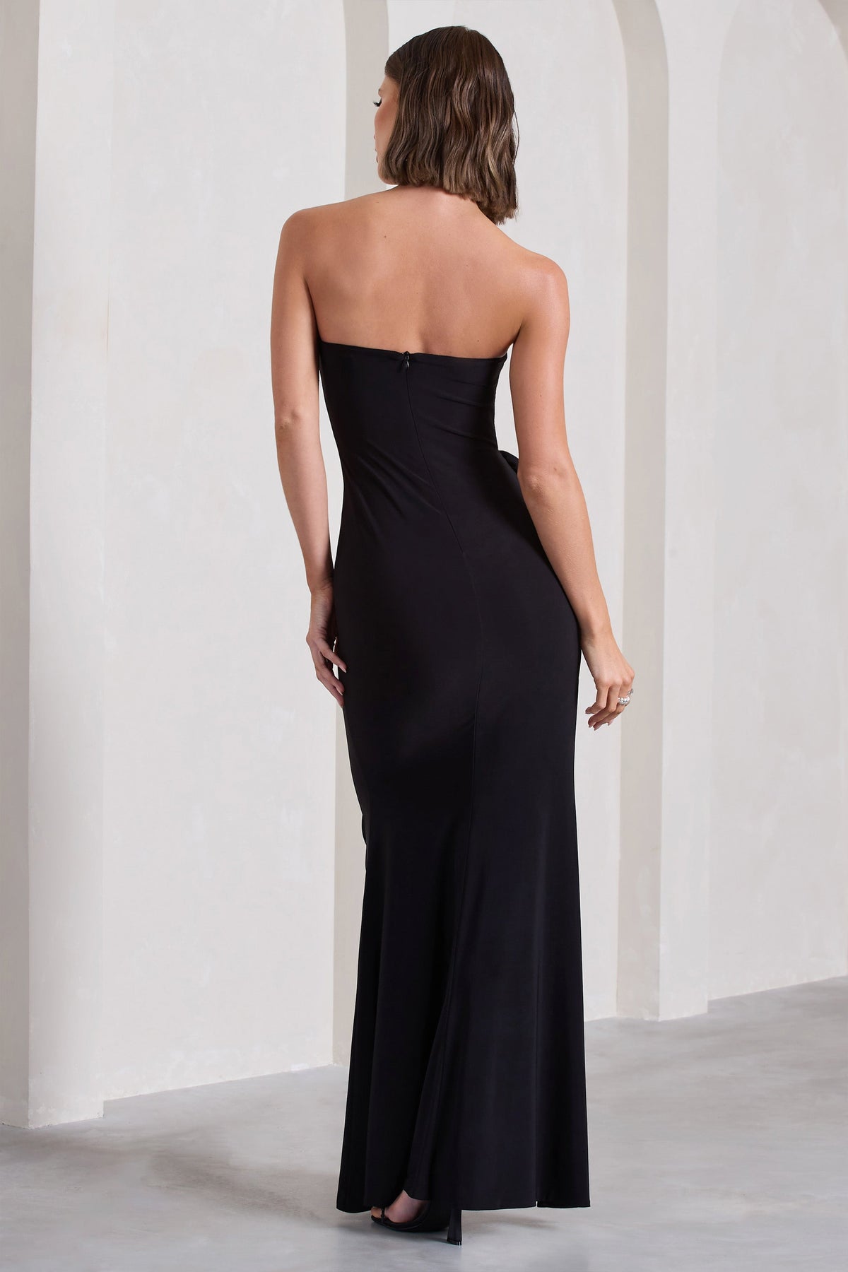 My Muse | Schwarzes gerafftes Bandeau-Maxikleid mit Schlitz und Blumenmuster