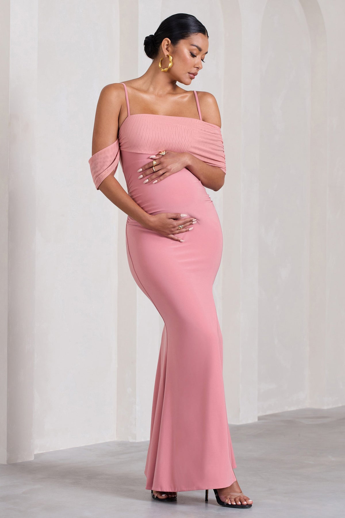 Augusta | Blassrosa Mesh-Bardot-Träger-Umstands-Maxikleid mit Schlitz