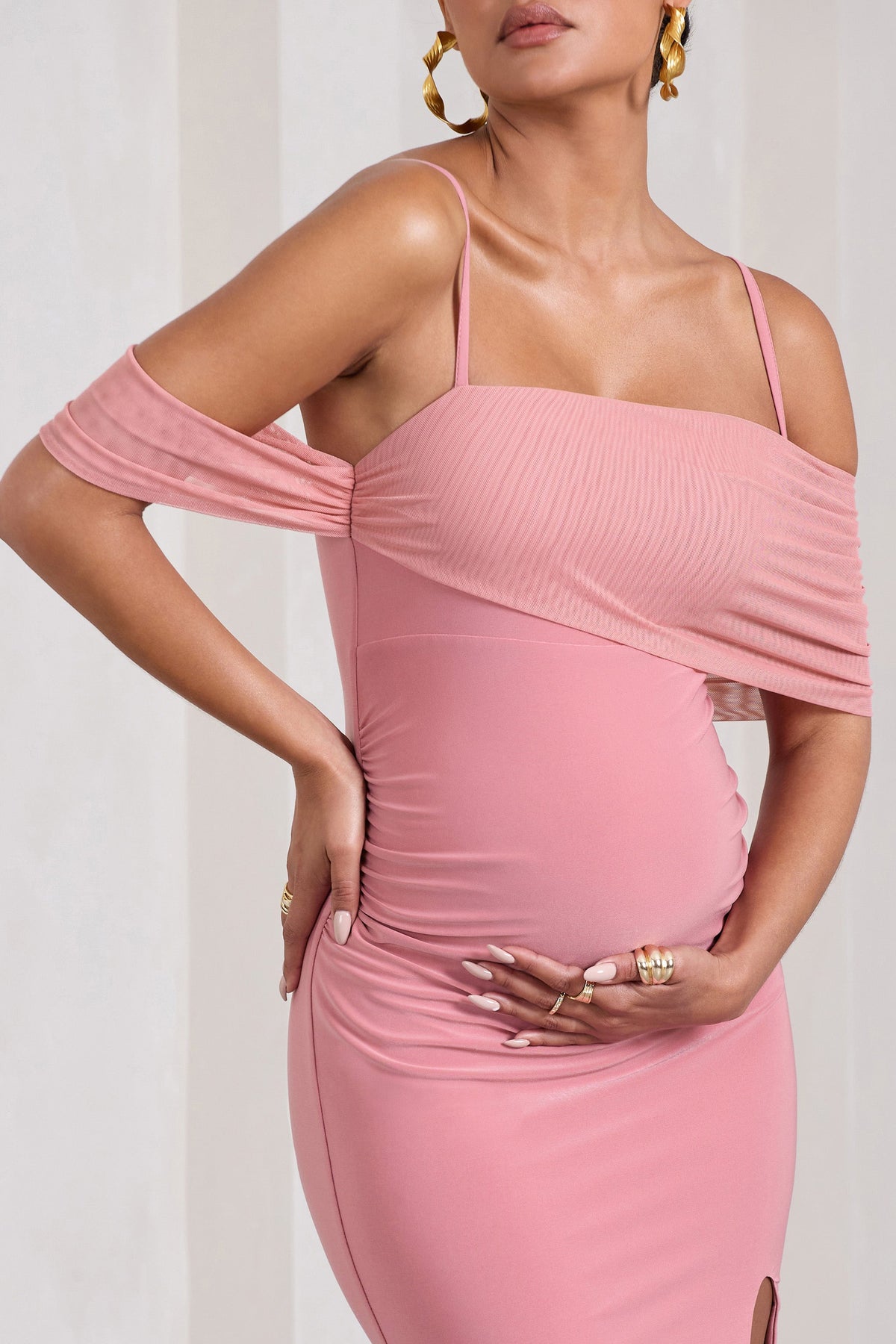 Augusta | Blassrosa Mesh-Bardot-Träger-Umstands-Maxikleid mit Schlitz