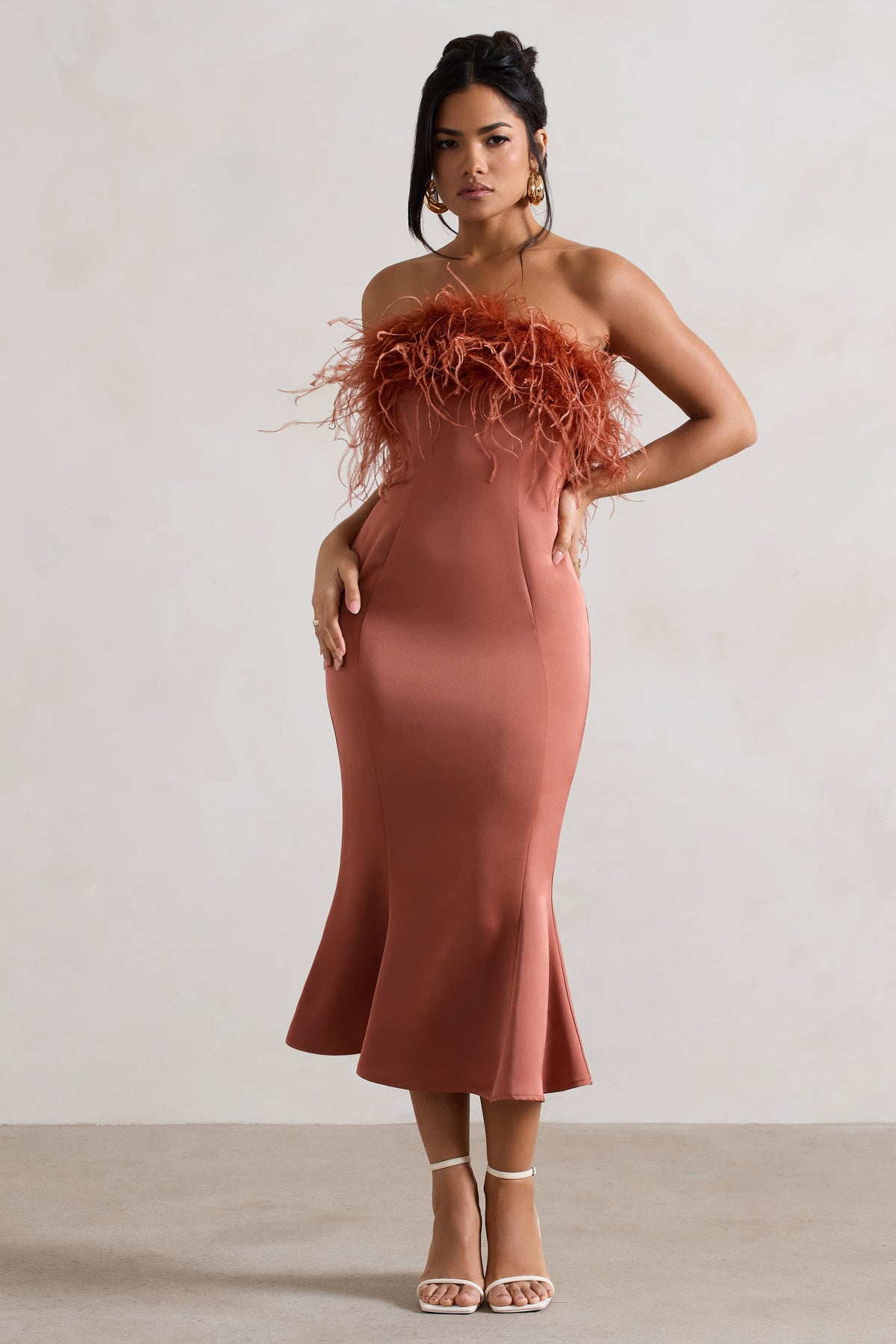 One And Only | Rustfarbenes Satin-Bandeau-Midikleid mit Federbesatz