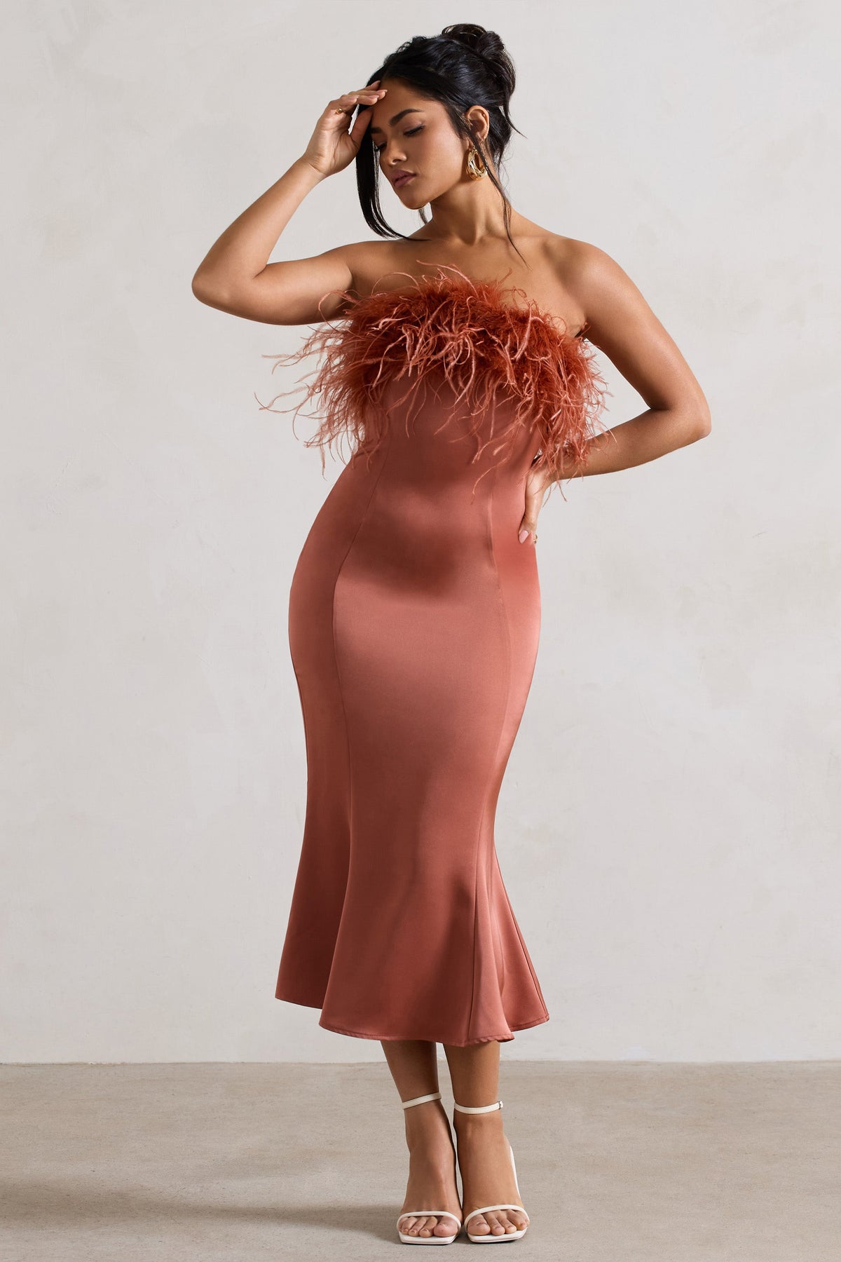 One And Only | Rustfarbenes Satin-Bandeau-Midikleid mit Federbesatz