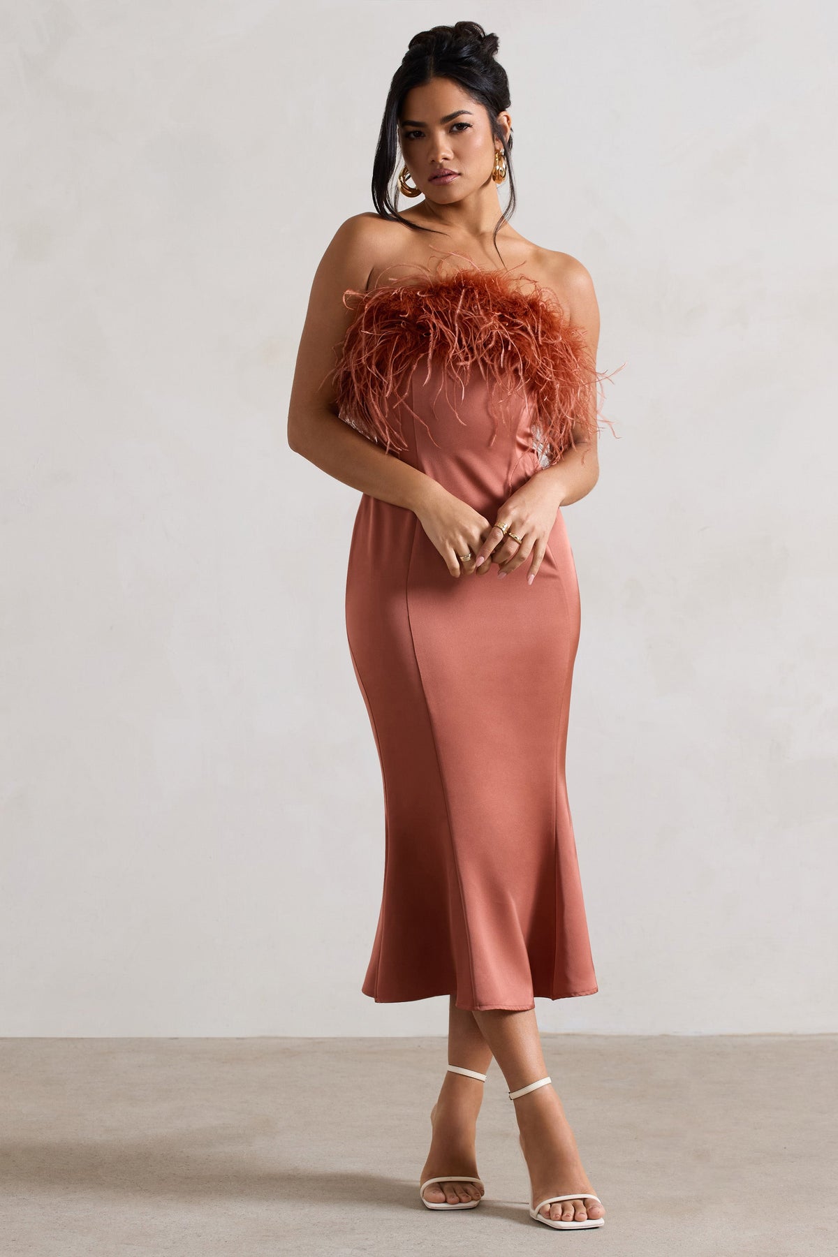 One And Only | Rustfarbenes Satin-Bandeau-Midikleid mit Federbesatz