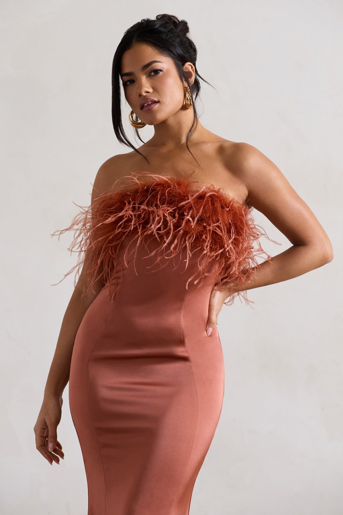 One And Only | Rustfarbenes Satin-Bandeau-Midikleid mit Federbesatz