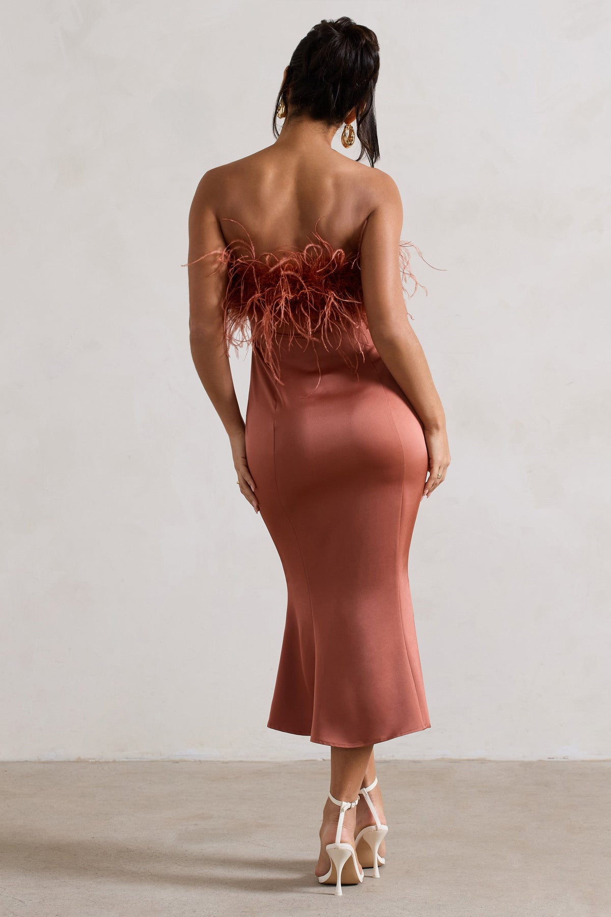 One And Only | Rustfarbenes Satin-Bandeau-Midikleid mit Federbesatz