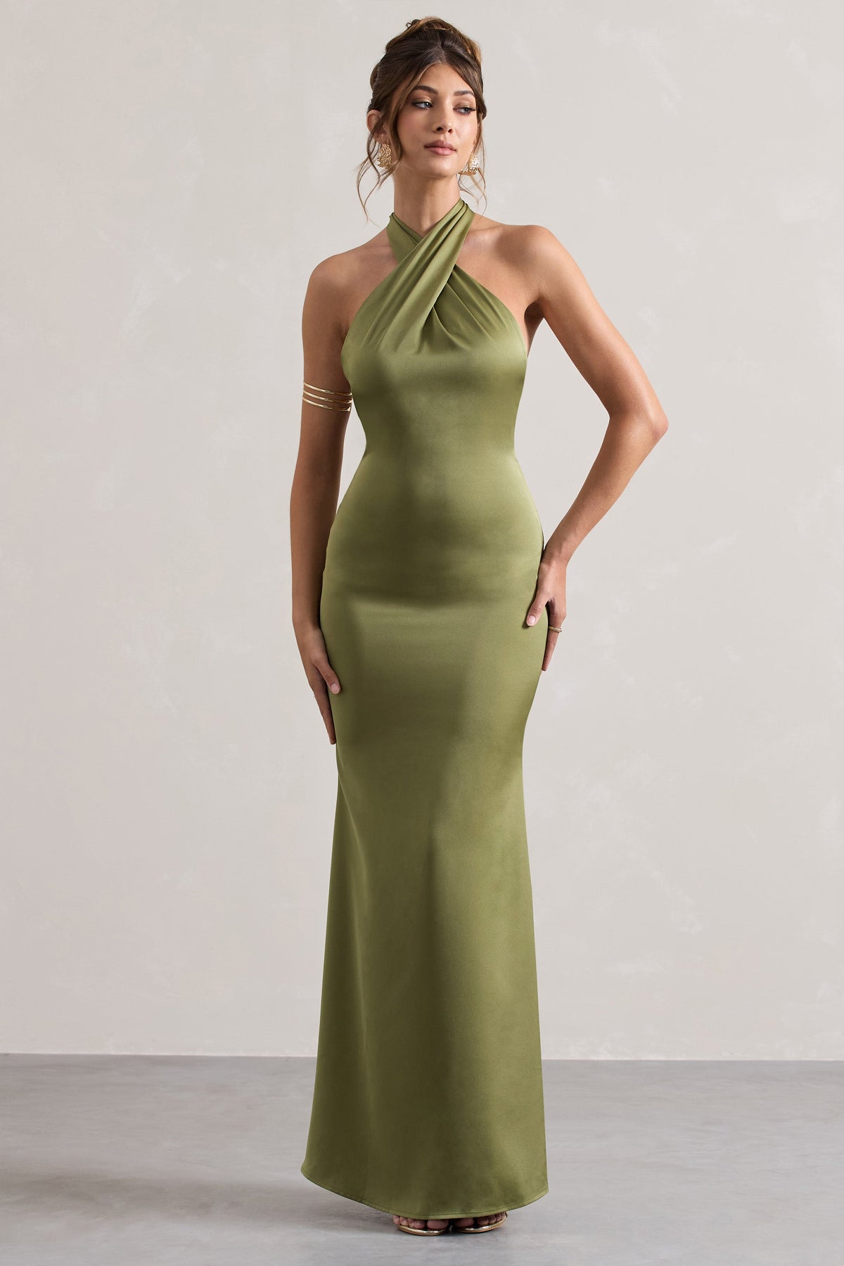 Unbeatable | Olivefarbenes Satin-Maxikleid mit gekreuztem  Halterneck