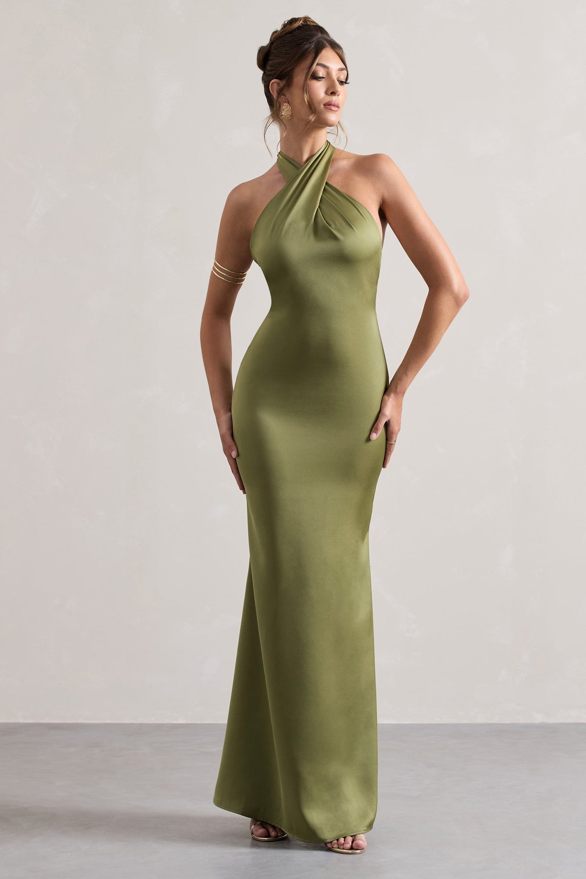 Unbeatable | Olivefarbenes Satin-Maxikleid mit gekreuztem  Halterneck