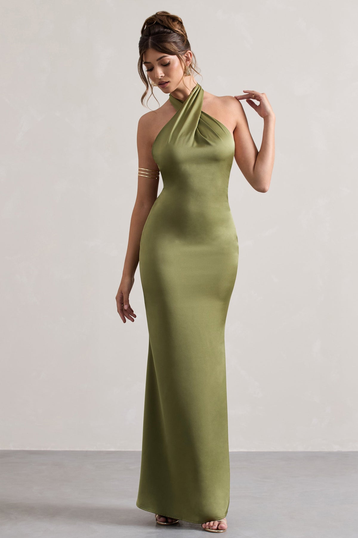 Unbeatable | Olivefarbenes Satin-Maxikleid mit gekreuztem  Halterneck