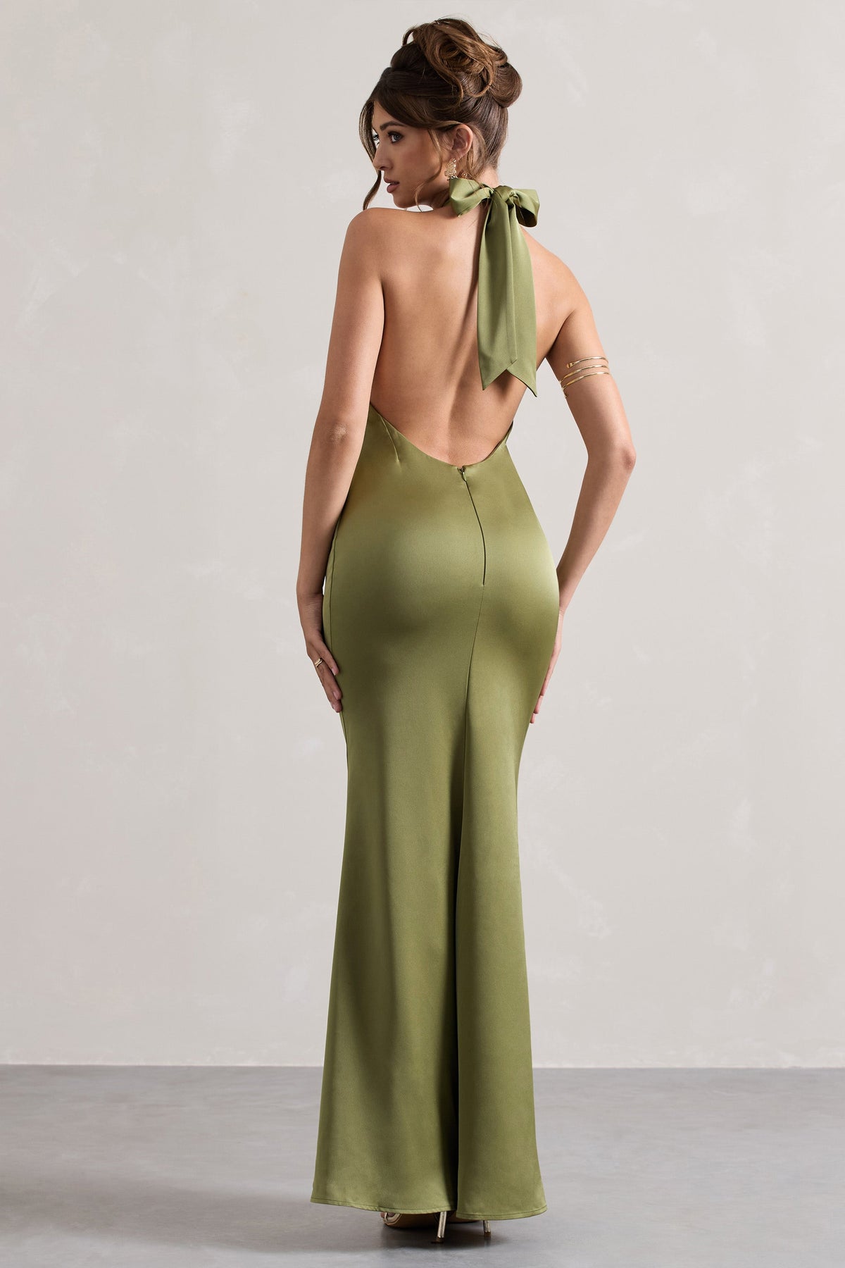 Unbeatable | Olivefarbenes Satin-Maxikleid mit gekreuztem  Halterneck