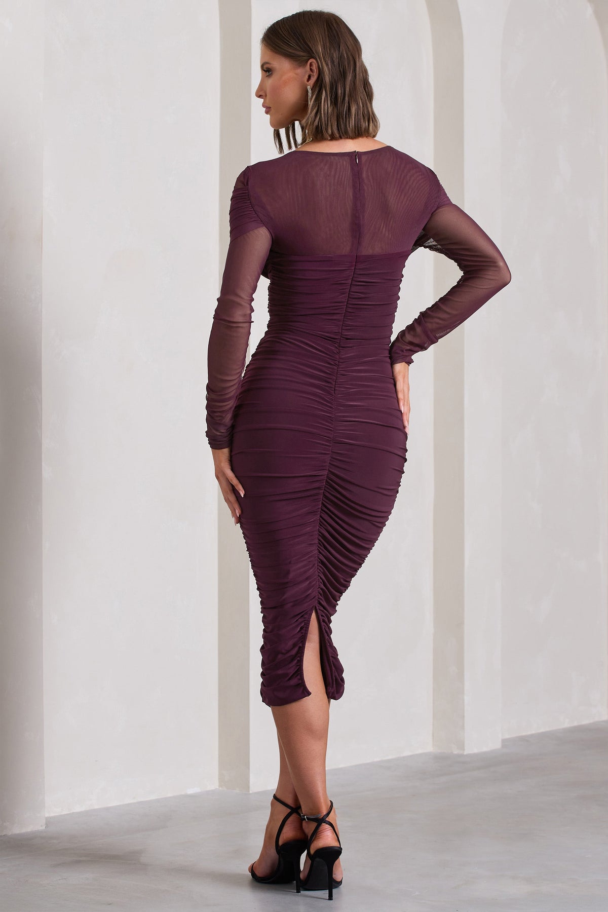 Between The Lines | Pflaumenfarbenes, gerafftes Mesh-Bodycon-Midikleid mit langen Ärmeln