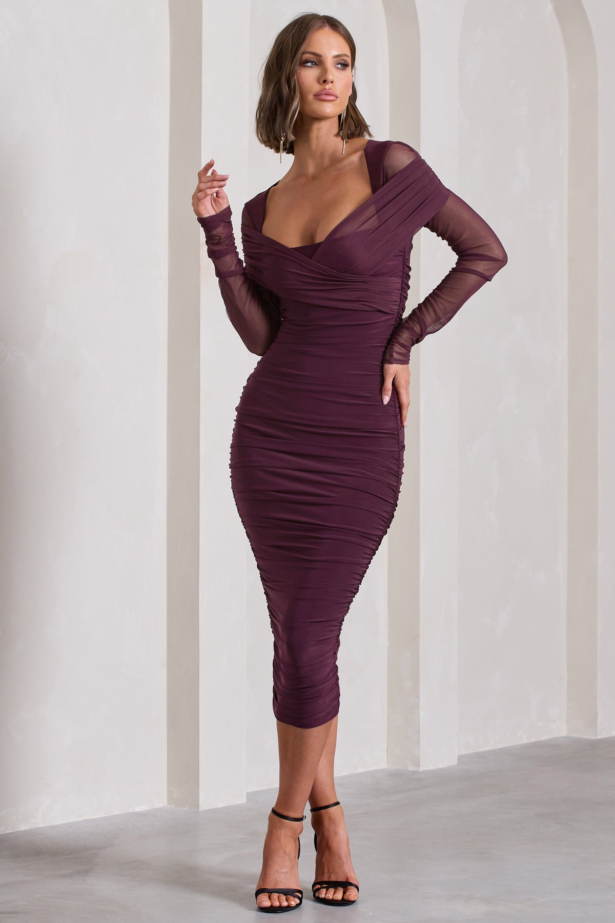 Between The Lines | Pflaumenfarbenes, gerafftes Mesh-Bodycon-Midikleid mit langen Ärmeln