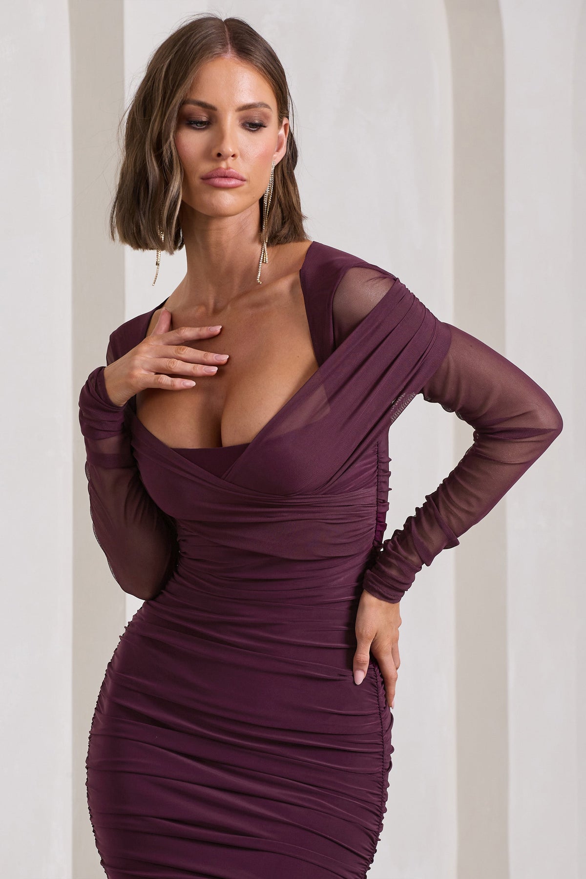 Between The Lines | Pflaumenfarbenes, gerafftes Mesh-Bodycon-Midikleid mit langen Ärmeln