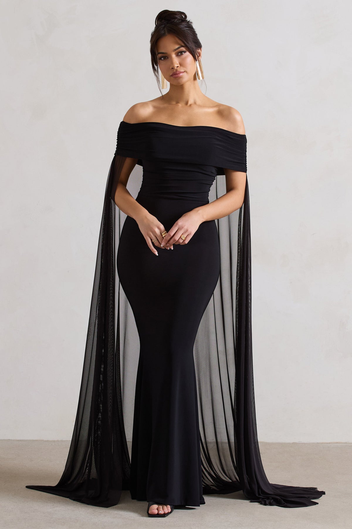 Carlotta | Schwarzes Bardot-Maxikleid mit Chiffon-Cape