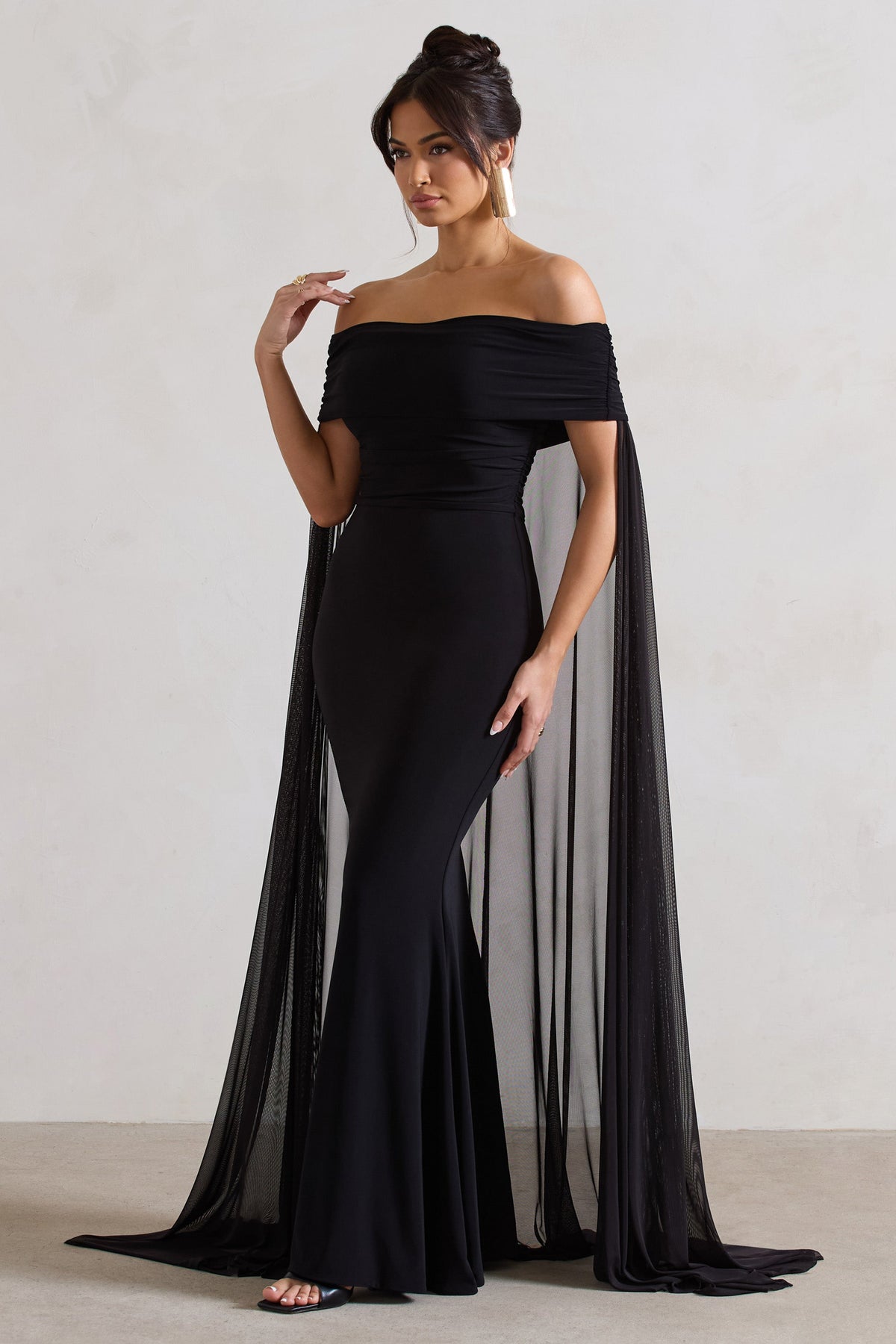 Carlotta | Schwarzes Bardot-Maxikleid mit Chiffon-Cape