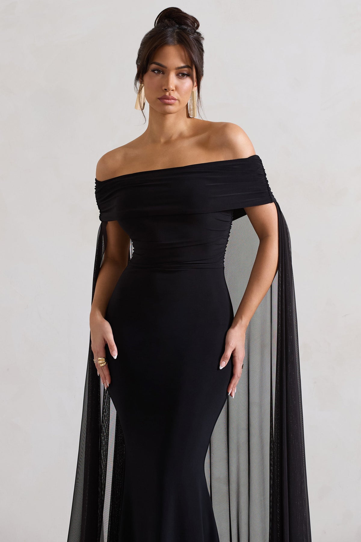 Carlotta | Schwarzes Bardot-Maxikleid mit Chiffon-Cape