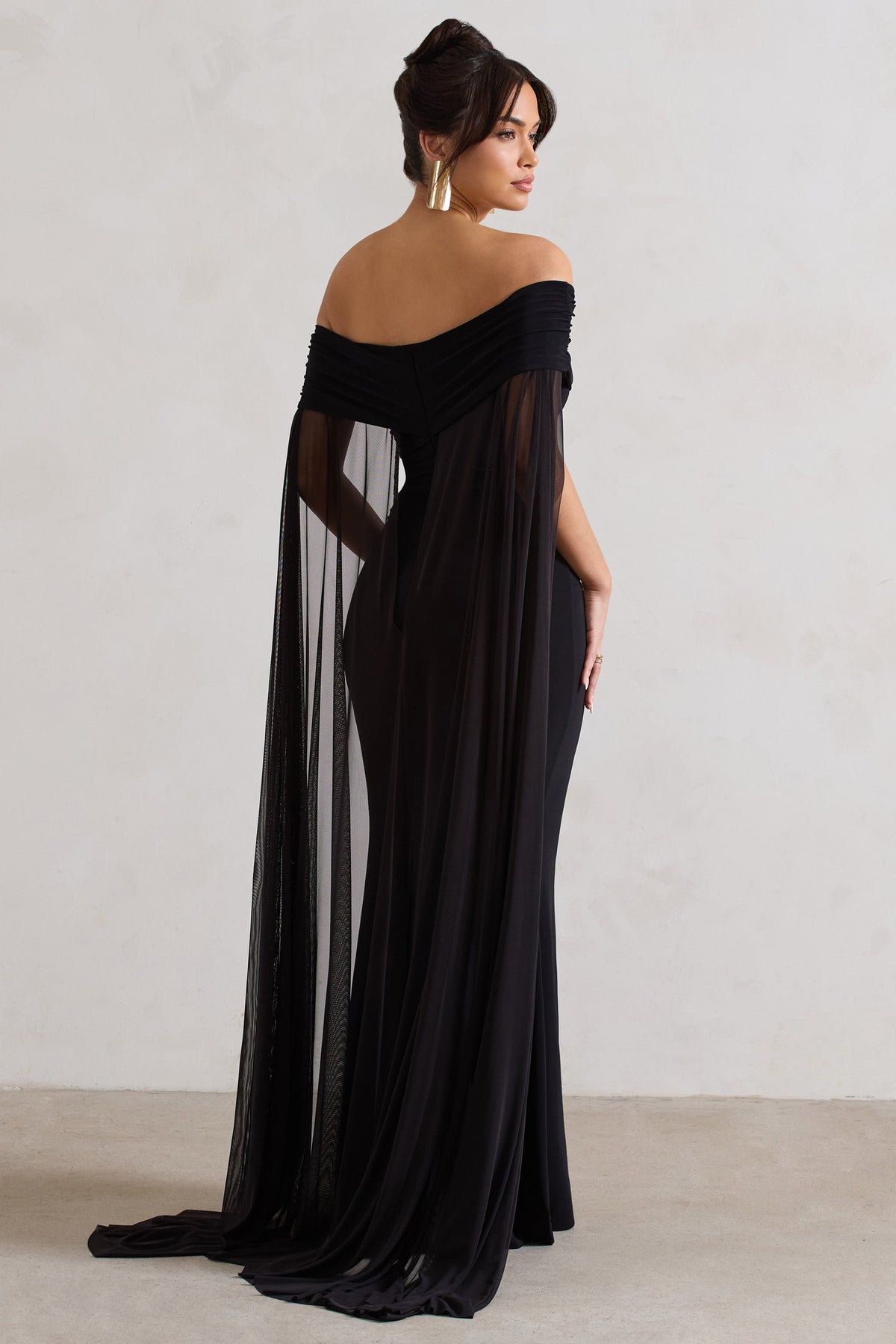 Carlotta | Schwarzes Bardot-Maxikleid mit Chiffon-Cape