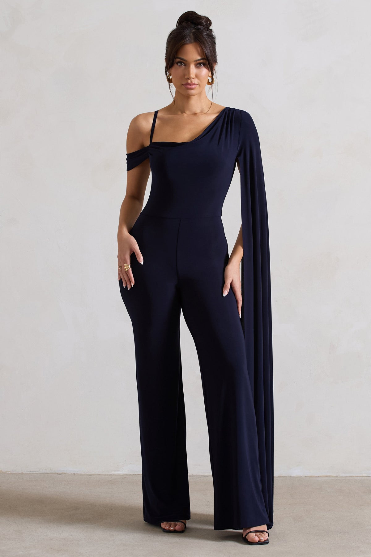Jelena | Dunkelblauer asymmetrischer drapierter Jumpsuit mit geradem Bein und Cape-Ärmel