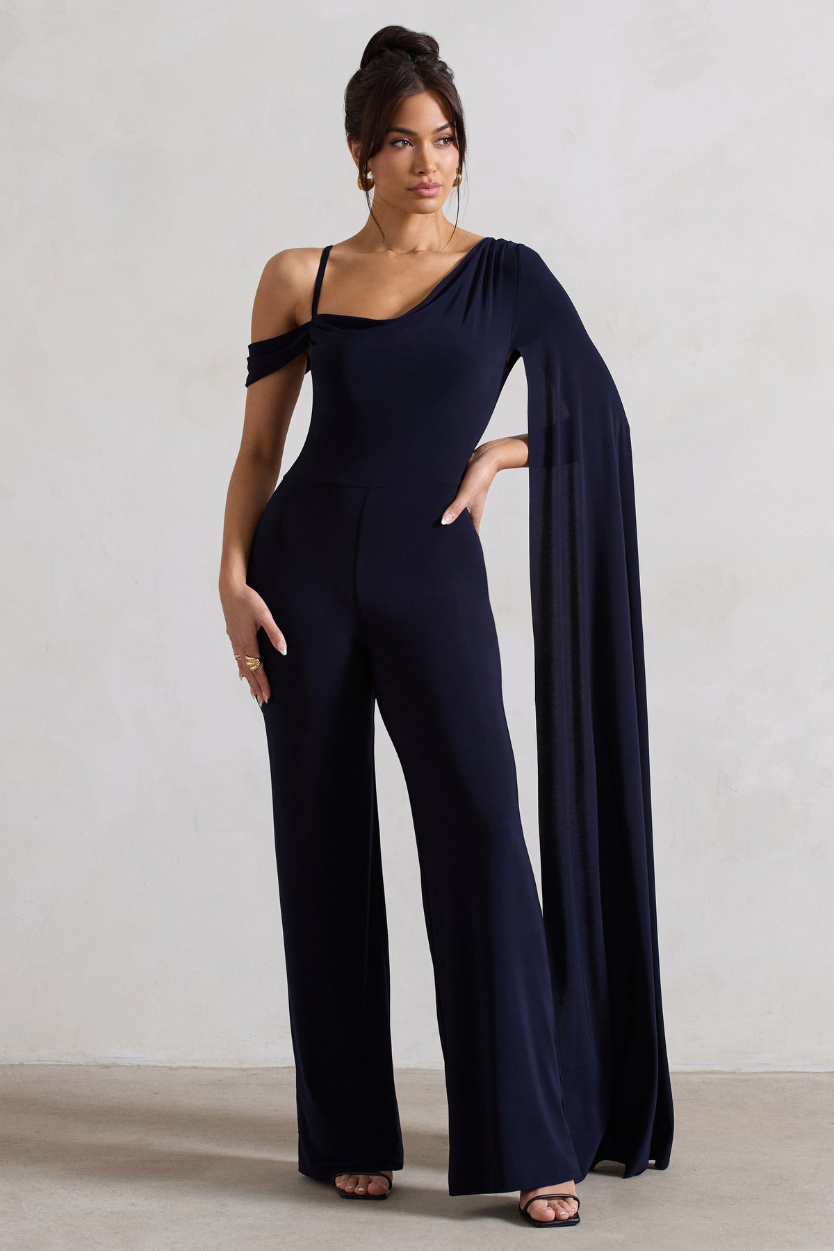 Jelena | Dunkelblauer asymmetrischer drapierter Jumpsuit mit geradem Bein und Cape-Ärmel
