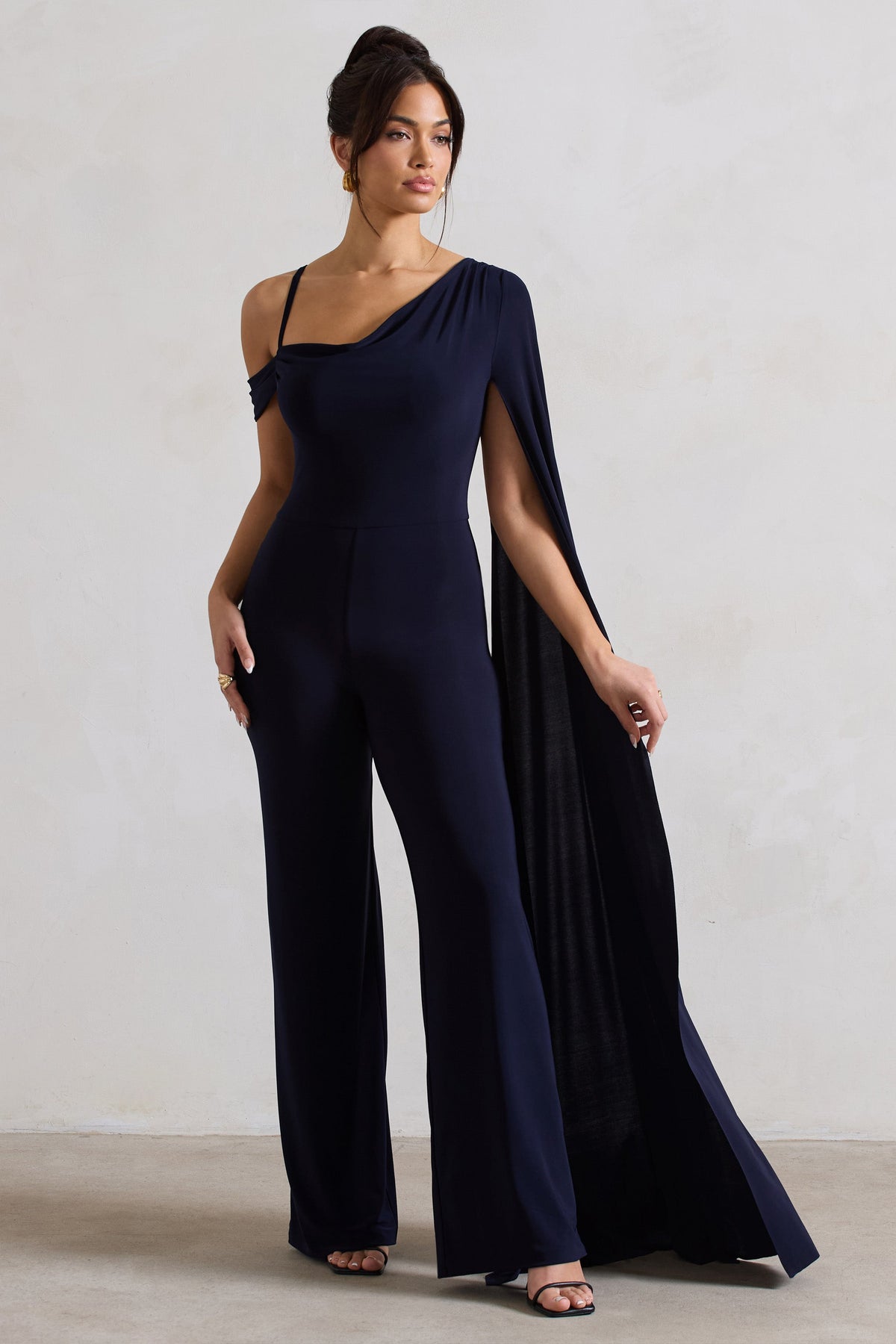 Jelena | Dunkelblauer asymmetrischer drapierter Jumpsuit mit geradem Bein und Cape-Ärmel