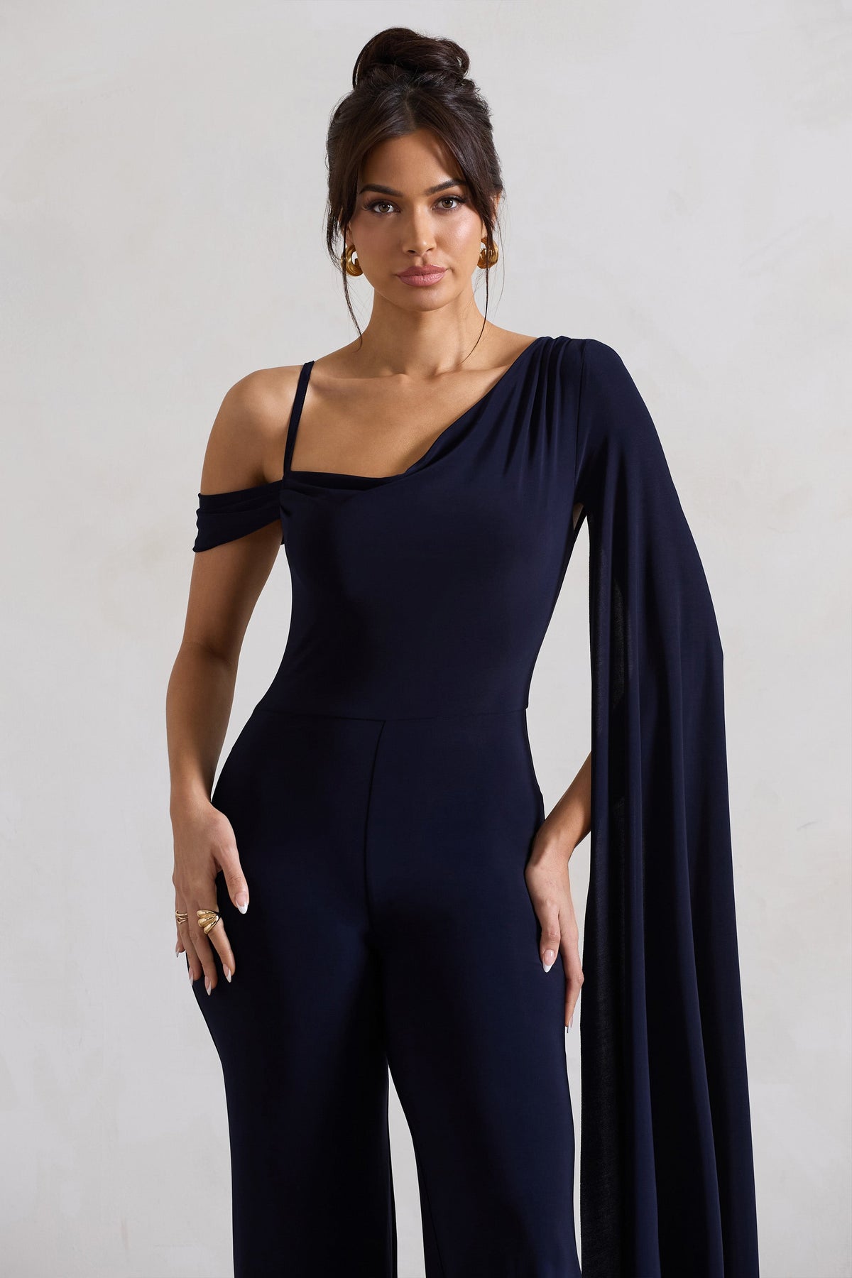 Jelena | Dunkelblauer asymmetrischer drapierter Jumpsuit mit geradem Bein und Cape-Ärmel