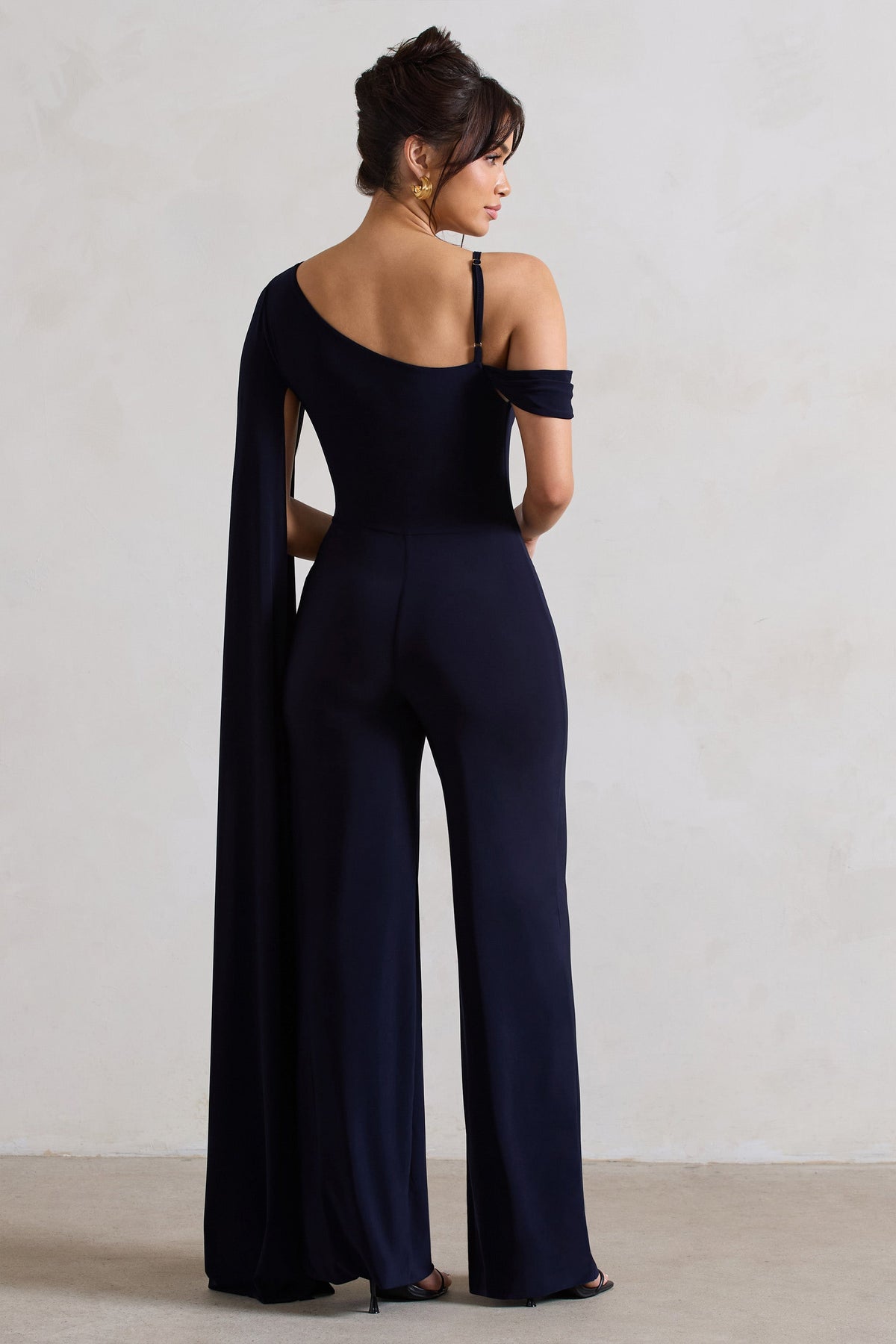 Jelena | Dunkelblauer asymmetrischer drapierter Jumpsuit mit geradem Bein und Cape-Ärmel