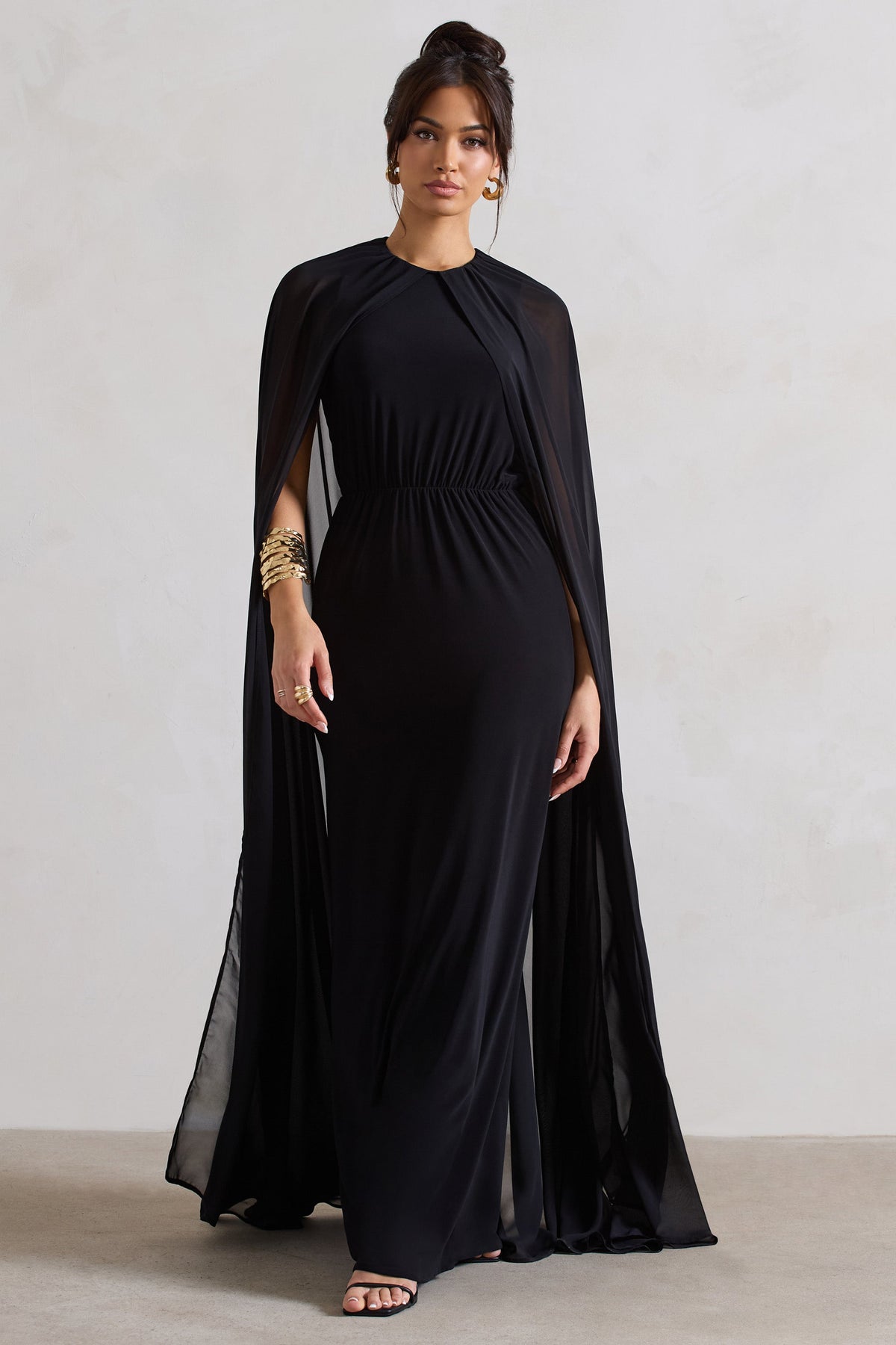 Envy | Schwarzes gerafftes Maxikleid mit Chiffon-Cape
