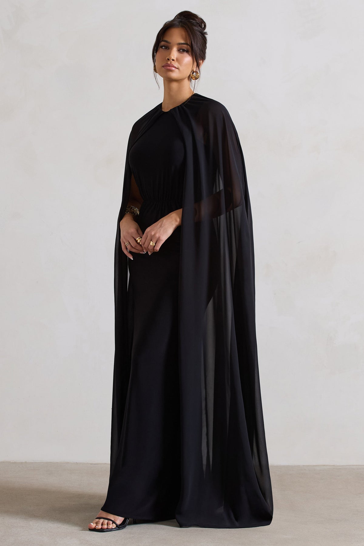 Envy | Schwarzes gerafftes Maxikleid mit Chiffon-Cape