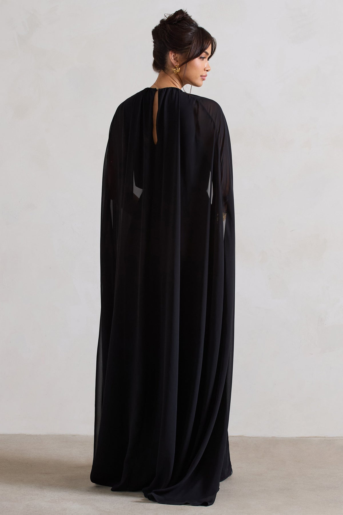 Envy | Schwarzes gerafftes Maxikleid mit Chiffon-Cape