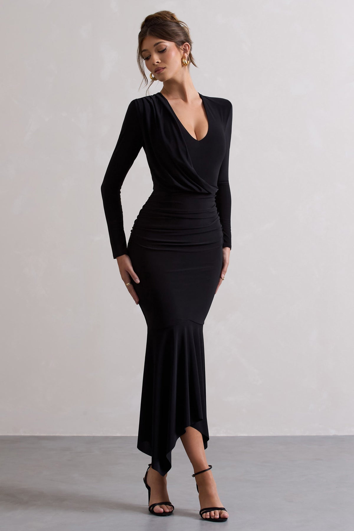 Milena | Schwarzes Maxikleid mit tiefem Ausschnitt und drapiertem Saum