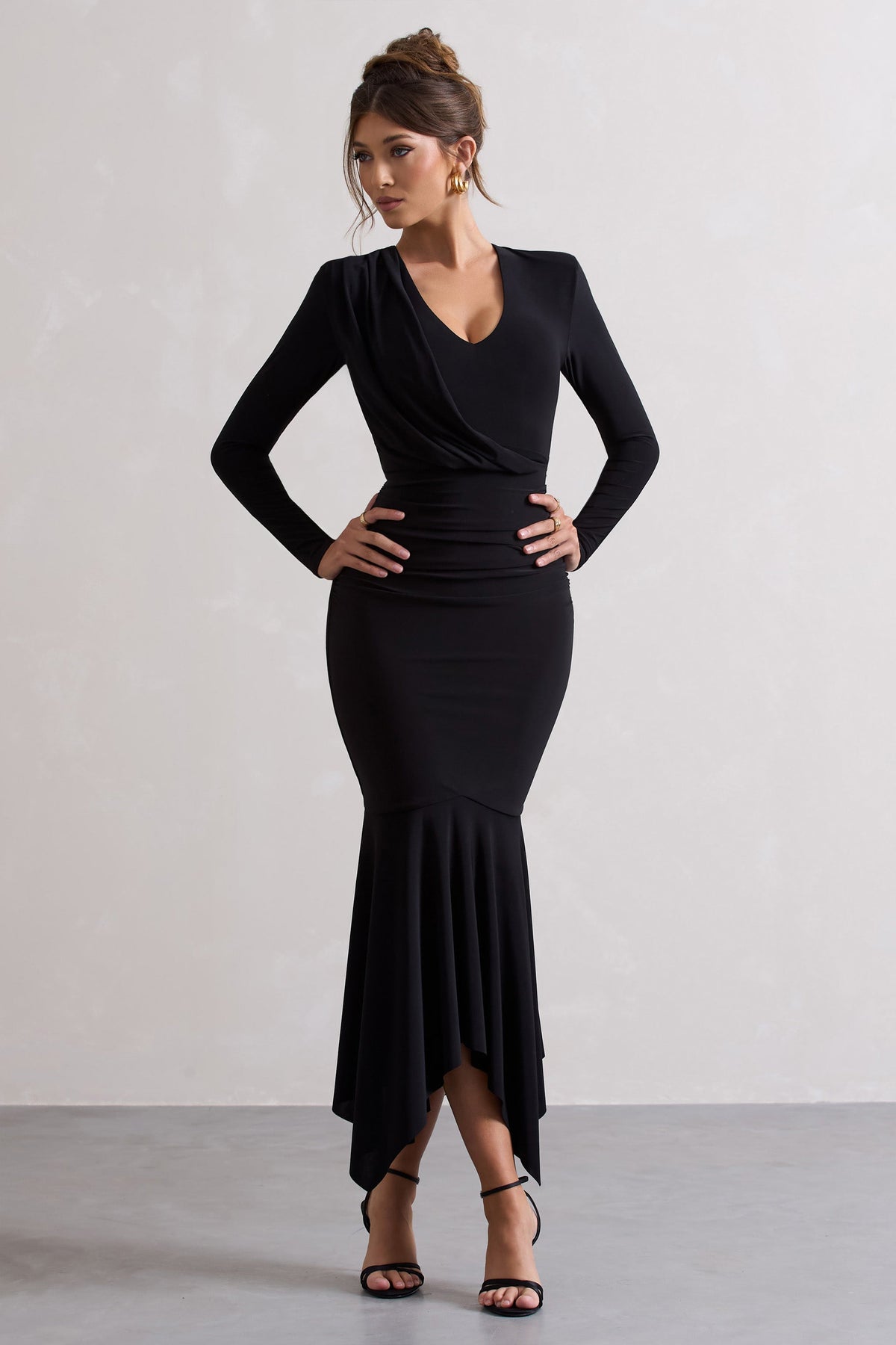 Milena | Schwarzes Maxikleid mit tiefem Ausschnitt und drapiertem Saum