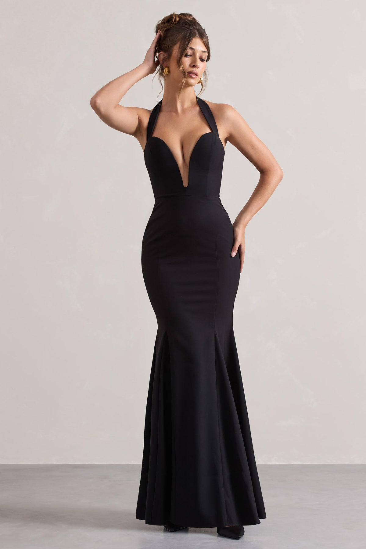 Plaza | Schwarzes Maxikleid mit tiefem Ausschnitt, Halterneck und Fischschwanz-Schnitt