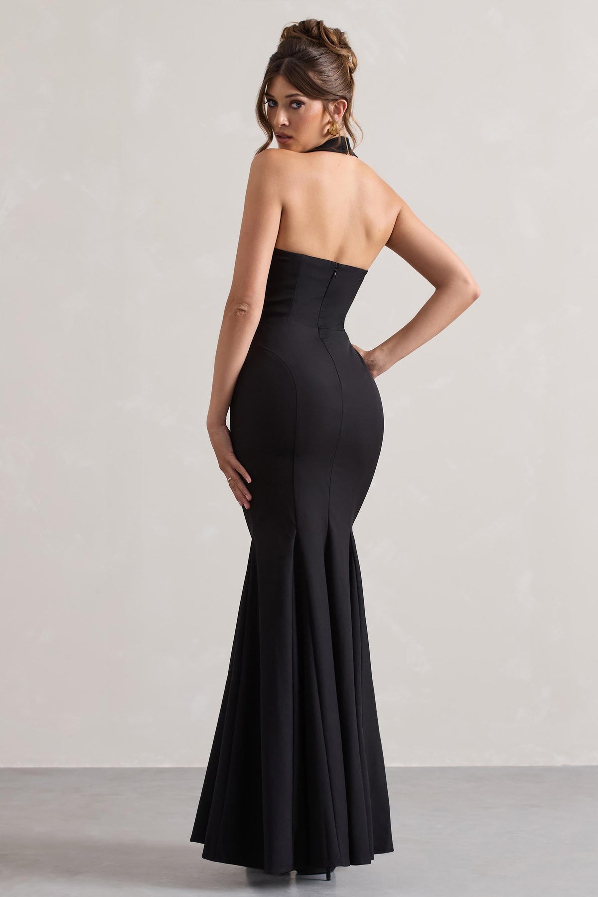 Plaza | Schwarzes Maxikleid mit tiefem Ausschnitt, Halterneck und Fischschwanz-Schnitt