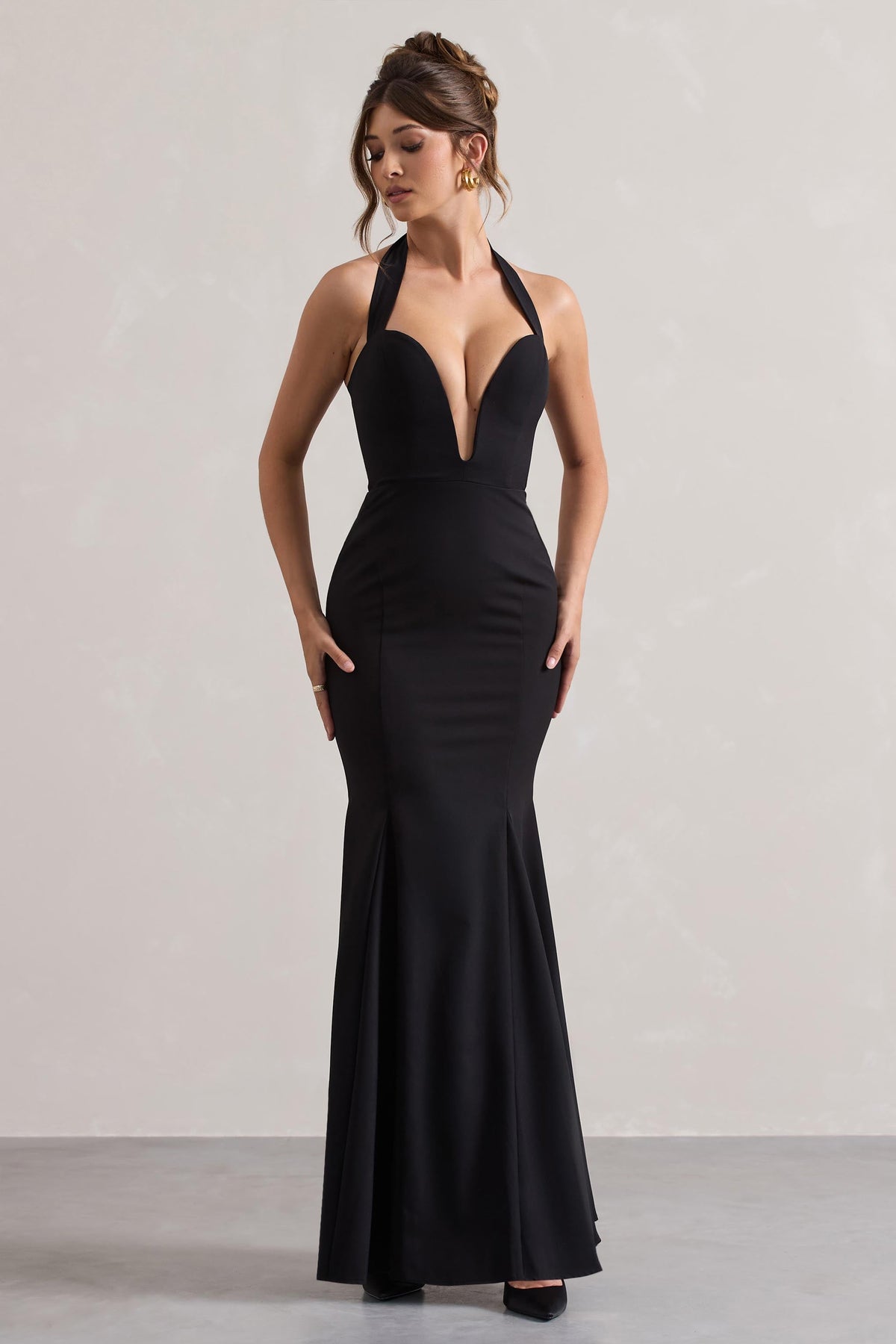 Plaza | Schwarzes Maxikleid mit tiefem Ausschnitt, Halterneck und Fischschwanz-Schnitt