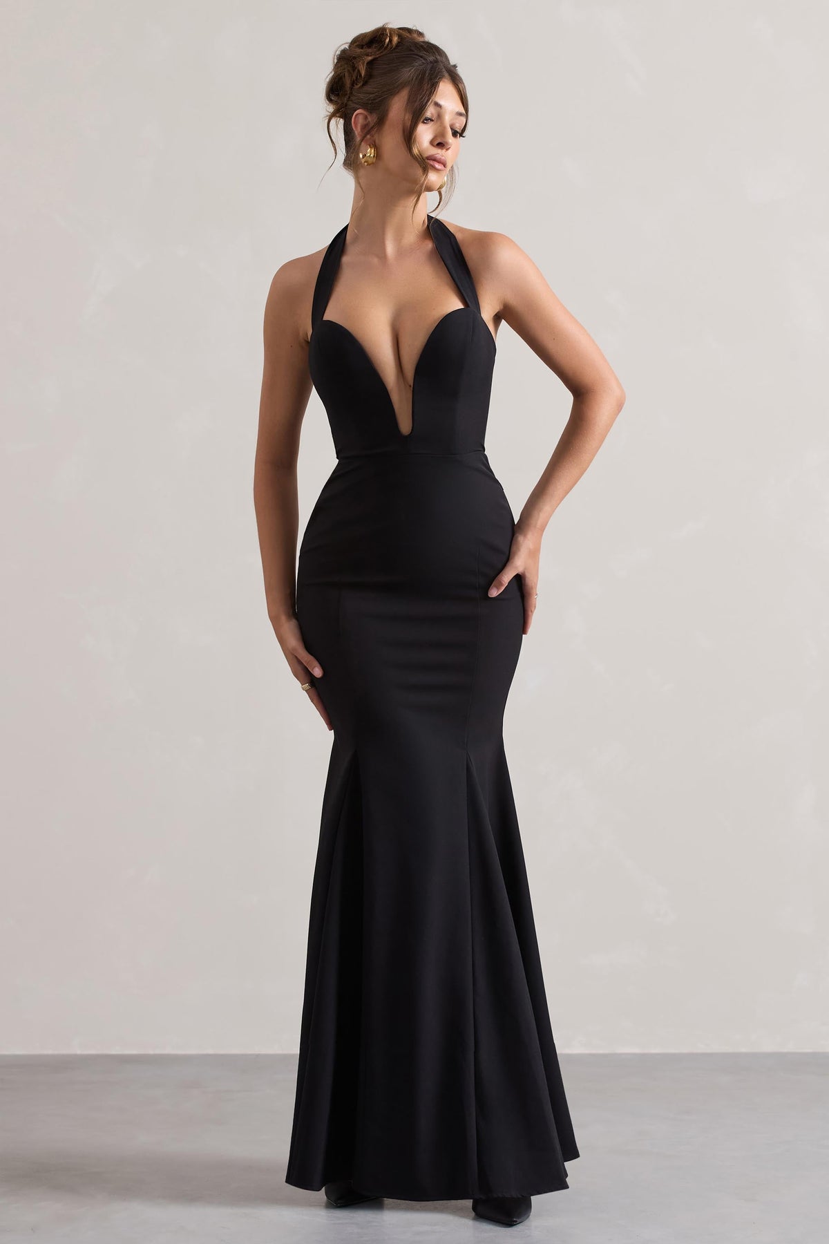 Plaza | Schwarzes Maxikleid mit tiefem Ausschnitt, Halterneck und Fischschwanz-Schnitt