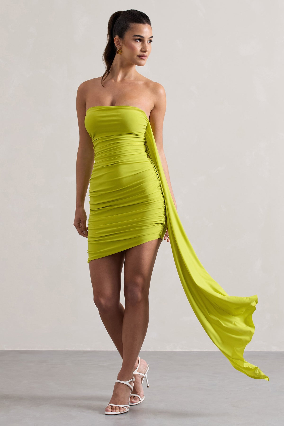 Siena | Limettengrünes, gerafftes Minikleid mit asymmetrischem Saum und Bindegürtel