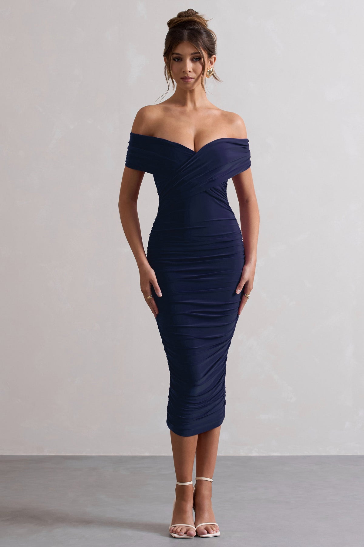 Unwrapped | Marineblaues, gerafftes Bardot-Midikleid mit Twist-Detail
