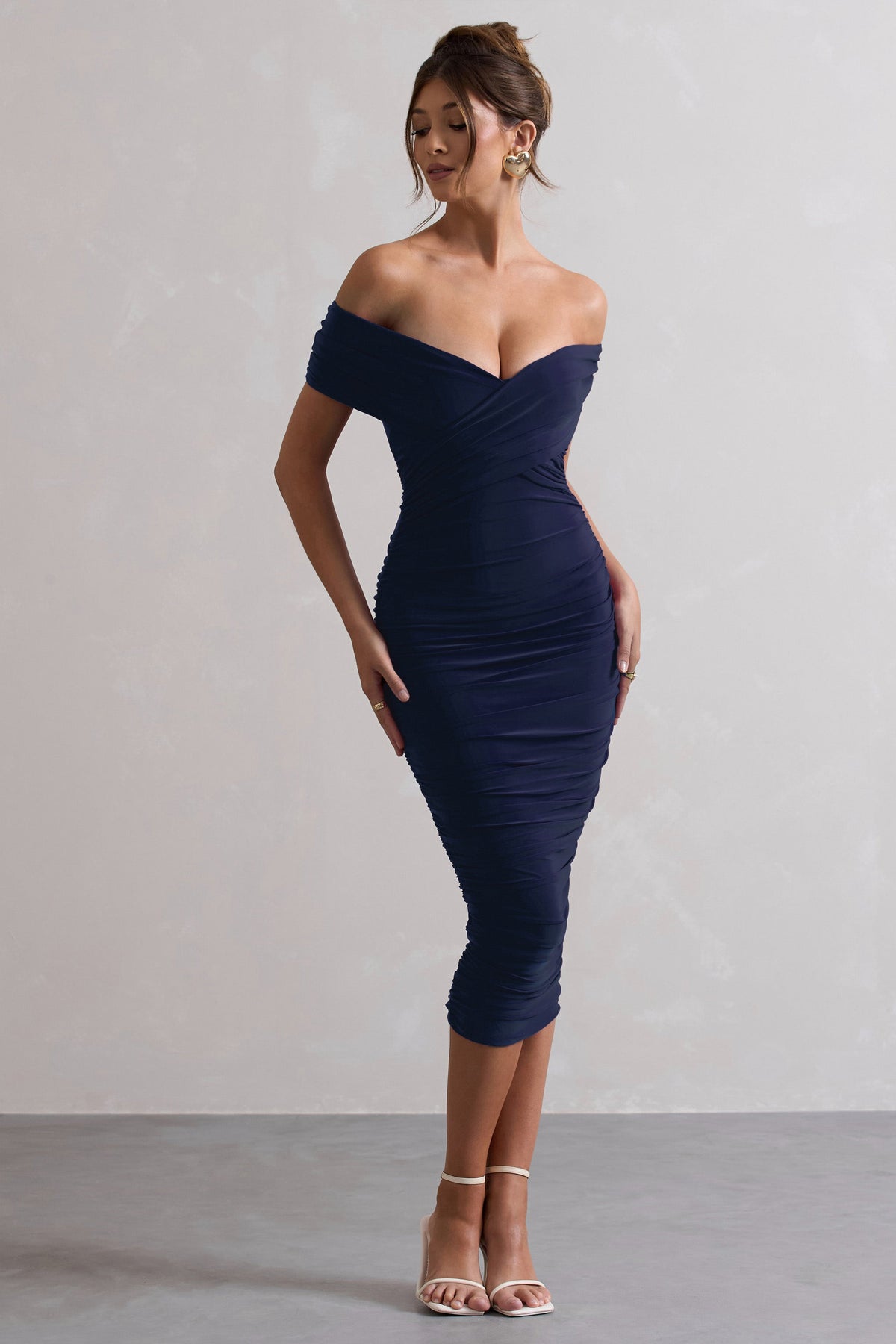 Unwrapped | Marineblaues, gerafftes Bardot-Midikleid mit Twist-Detail