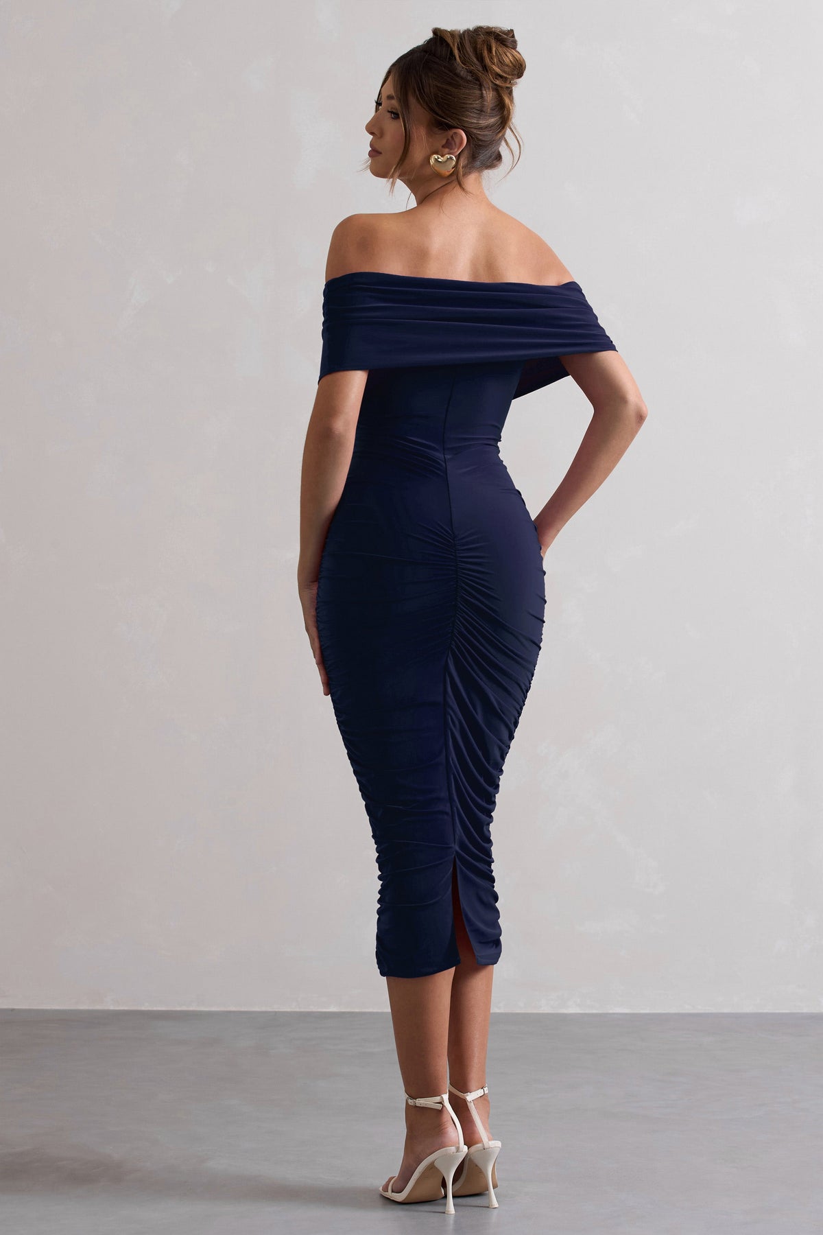 Unwrapped | Marineblaues, gerafftes Bardot-Midikleid mit Twist-Detail