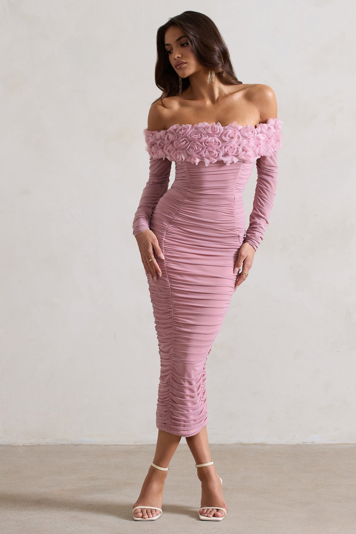 Sierra | Rosa Mesh-Gerafftes Blumen-Bardot-Kleid mit Schnürung in Midi-Länge
