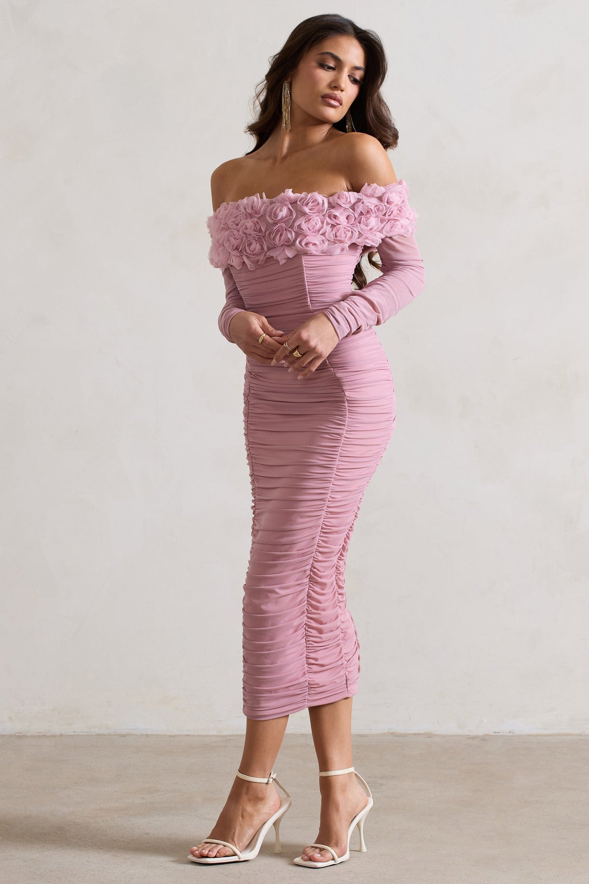 Sierra | Rosa Mesh-Gerafftes Blumen-Bardot-Kleid mit Schnürung in Midi-Länge