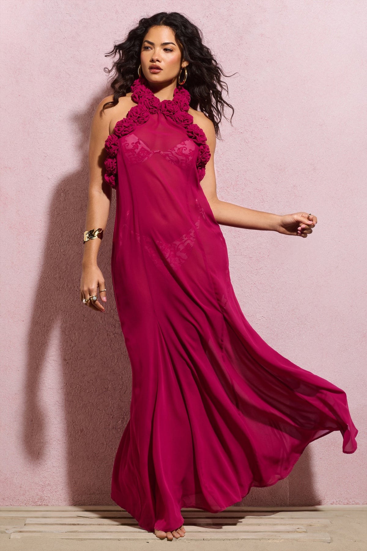 Naelya | Dunkelrosa Chiffon-Maxikleid mit Halterneck und Korsagen