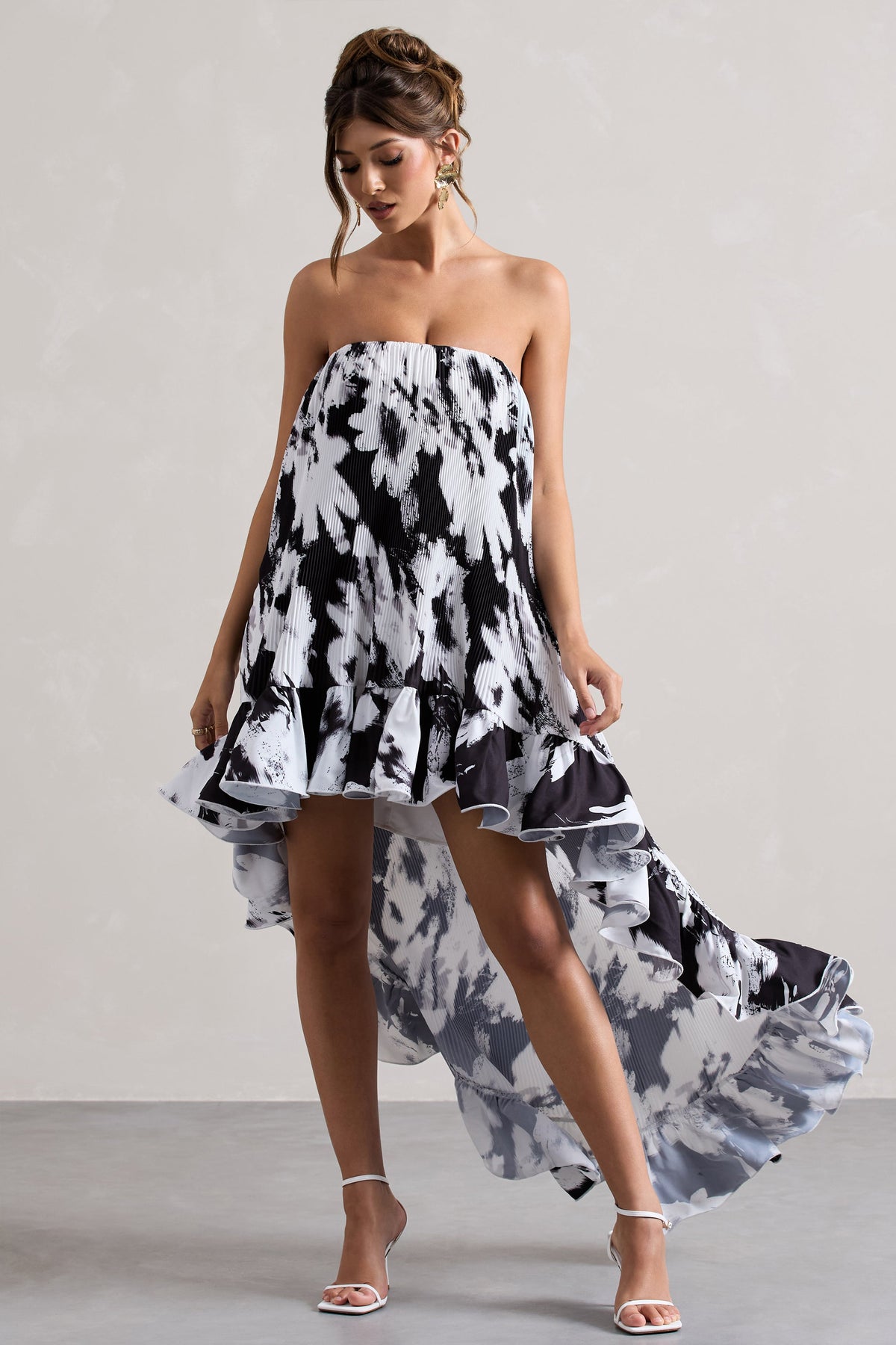 Whistler | Monochromes florales Chiffon-Bandeau-High-Low-Maxikleid mit Rüschen